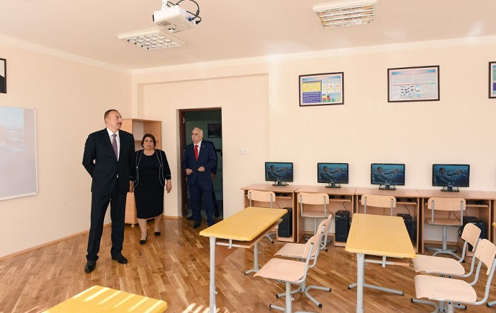 Le président Ilham Aliyev visite l’école secondaire No247 à Bakou